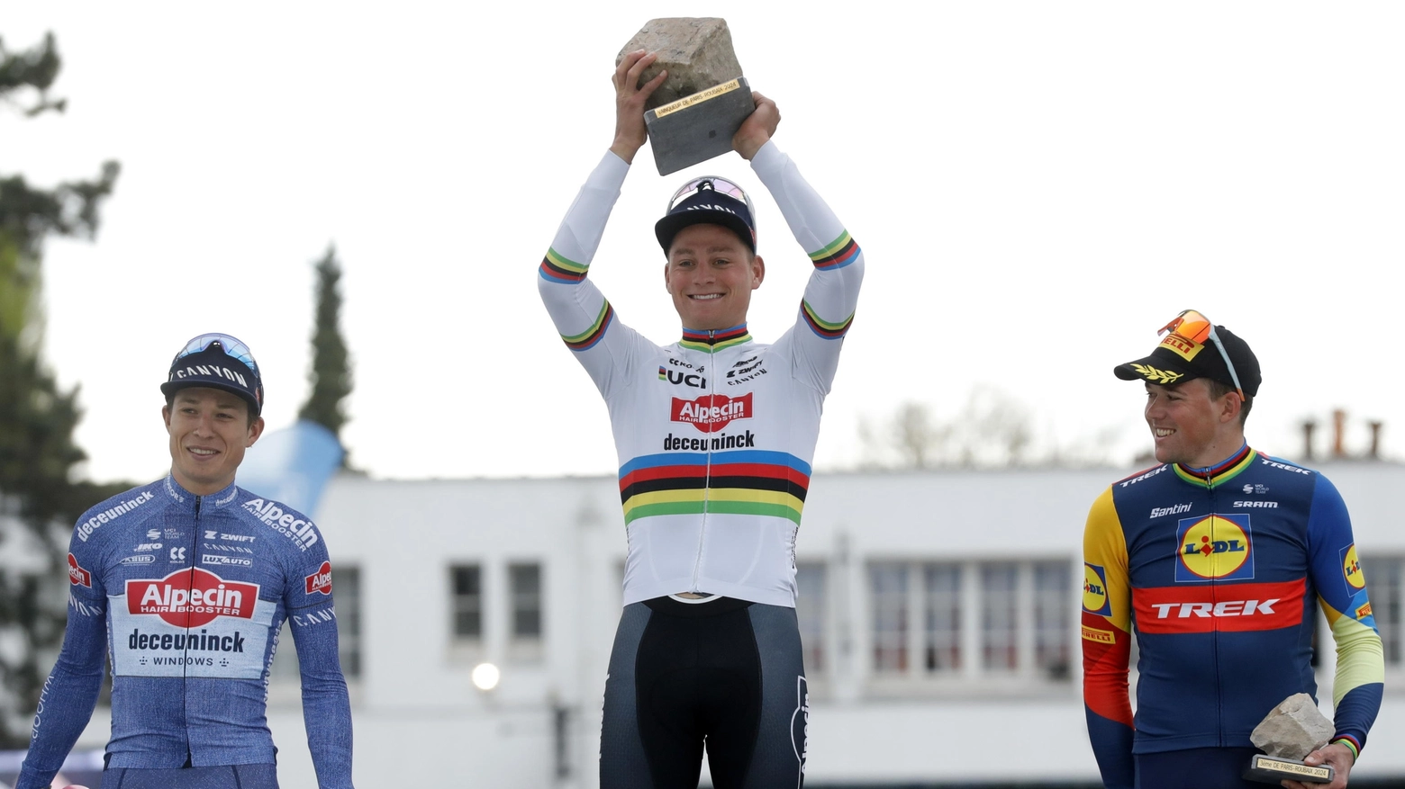 Il podio della Parigi-Roubaix 2024 (Ansa)