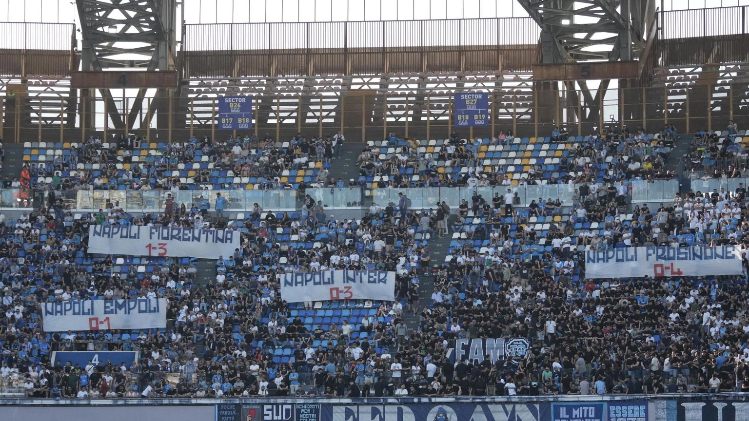 Striscioni e cori contro il Napoli da curve del Maradona