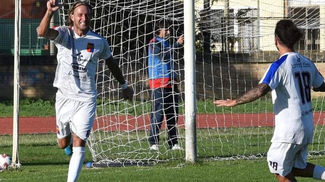 Giorgio Capece, a sinistra, esulta per il gol su rigore contro il Notaresco