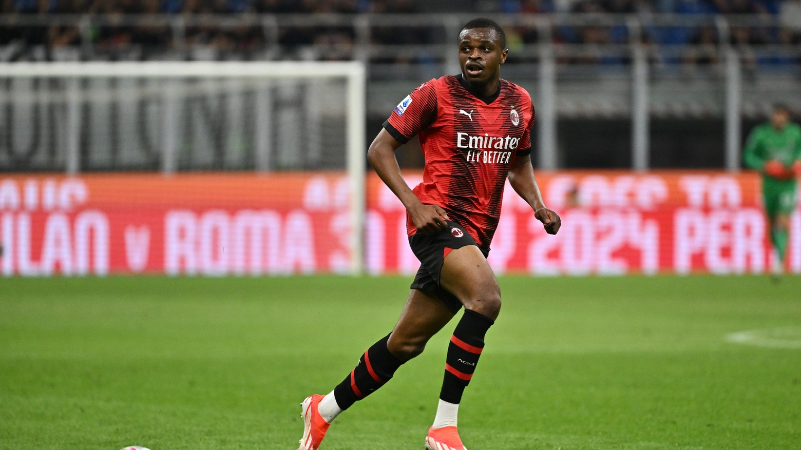 Pierre Kalulu, jolly difensivo francese del Milan: il calciatore è cercato dalla Juventus, che avrebbe fatto una prima offerta