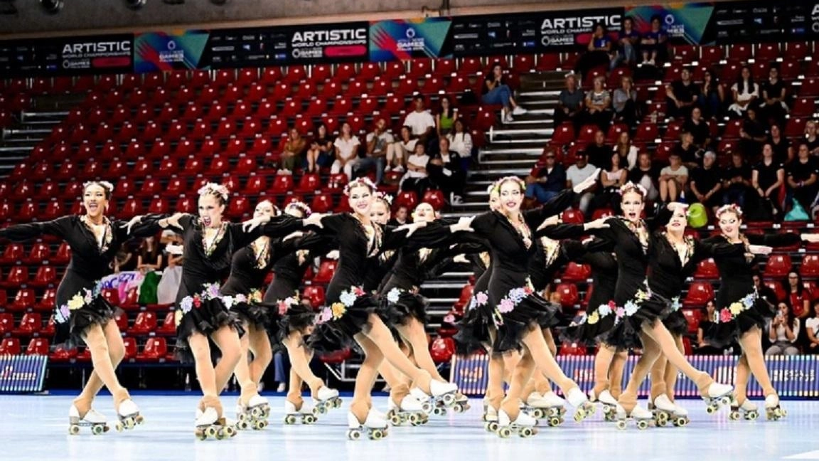 Il Mondiale di pattinaggio artistico a Rimini si avvia alla conclusione con l'Italia che ha conquistato 28 medaglie, di cui 8 ori. Gli italiani si distinguono anche nei Precision Junior e nei Quartetti Junior, dimostrando l'eccellenza del pattinaggio nazionale.