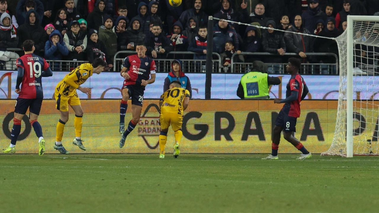 L'Inter batte il Cagliari 0-3 con reti di Bastoni, Lautaro Martinez e Calhanoglu, raggiungendo l'Atalanta in testa alla Serie A. L'Inter batte il Cagliari 0-3 con reti di Bastoni, Lautaro Martinez e Calhanoglu, raggiungendo l'Atalanta in testa alla Serie A.