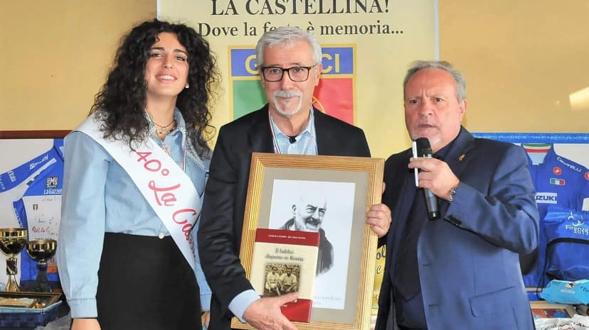 Maurizio Colligiani a dx premia Andrea Vezzosi