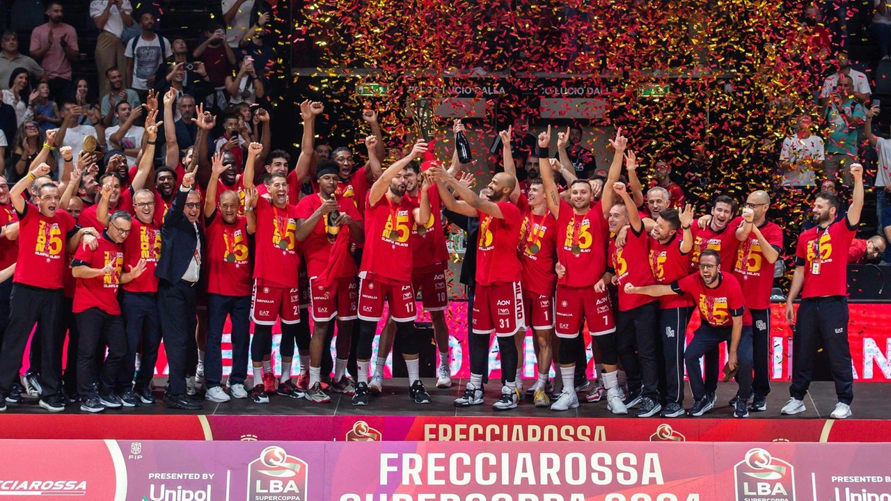 La festa dell’Ea7 Milano per il successo in Supercoppa Italiana a Casalecchio in finale contro la Virtus: è il quinto successo nel trofeo per l’Olimpia