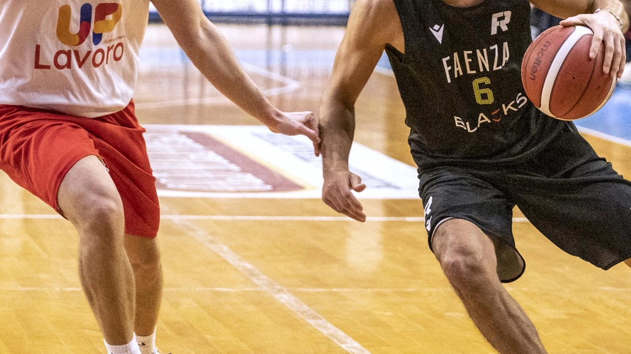 I Blacks di Faenza vincono 73-68 contro l'Up Imola in una partita combattuta. Fragonara si mette in mostra con 18 punti. Faenza domina ma Imola accorcia, fino al finale 73-68.