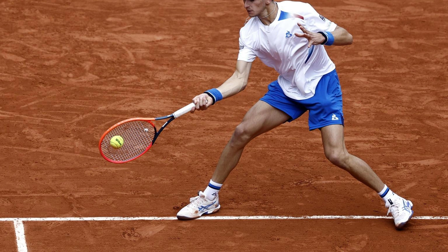 Roland Garros: Arnaldi lotta ma esce, Tsitsipas ai quarti