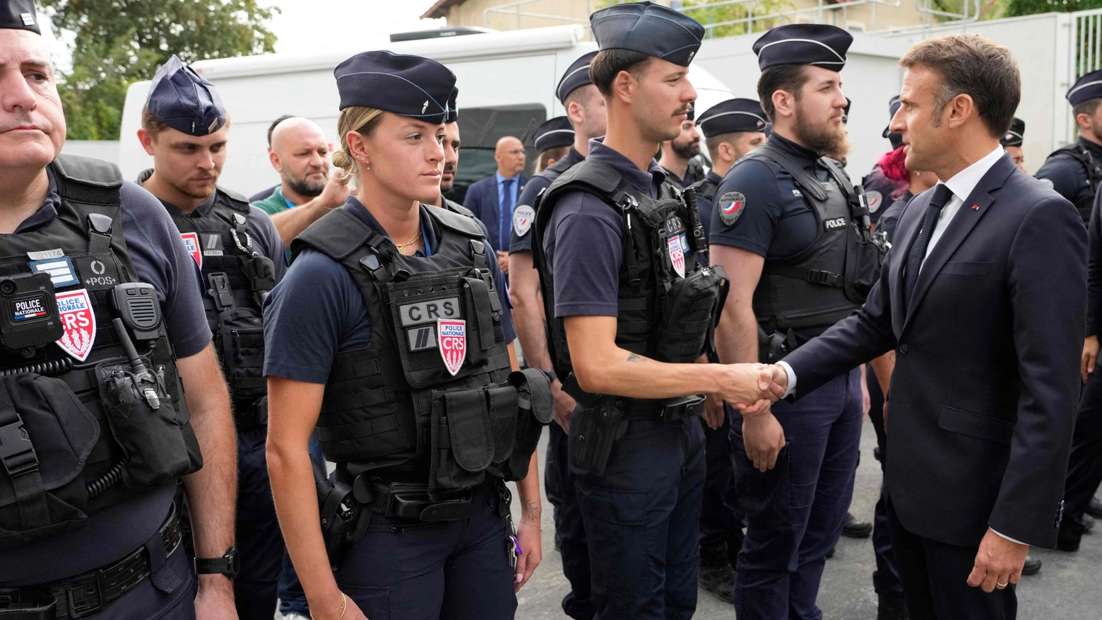 Il presidente francese Macron incontra le forze di polizia