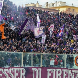 Tifo come ai vecchi tempi. La carica dei tremila viola. Italiano: saluto particolare