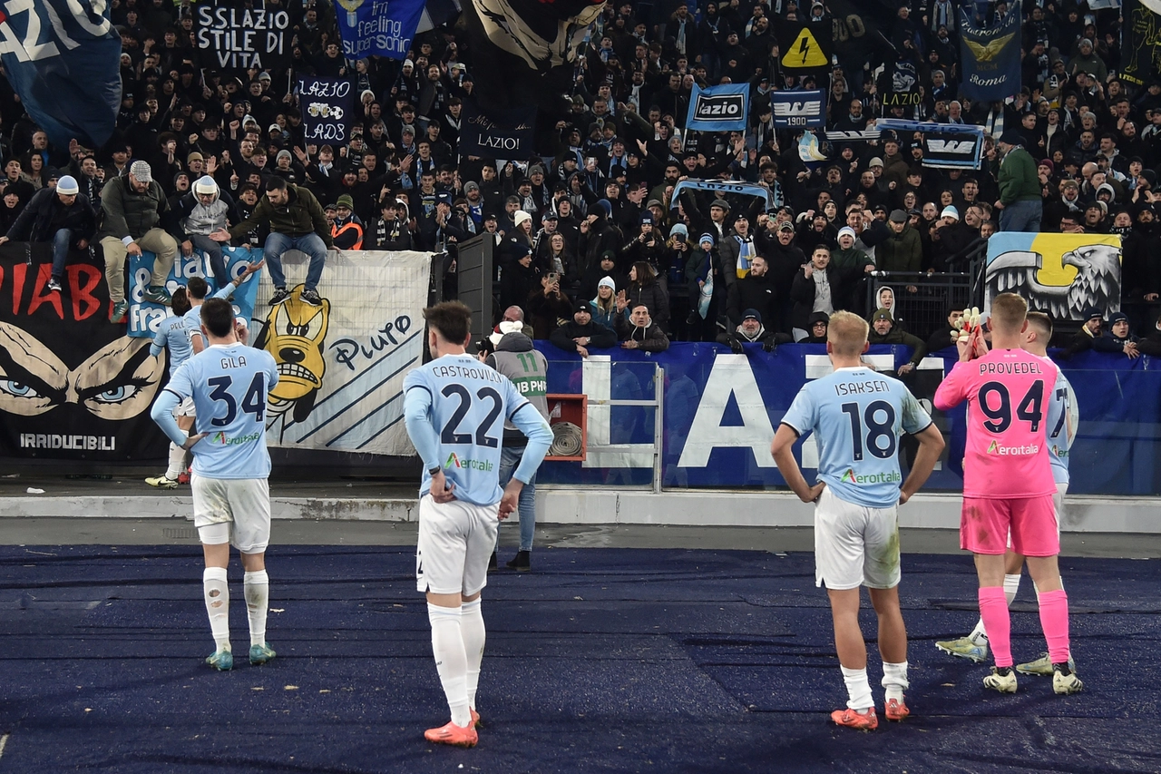 La Lazio raccoglie gli applausi dei suoi tifosi sotto la curva