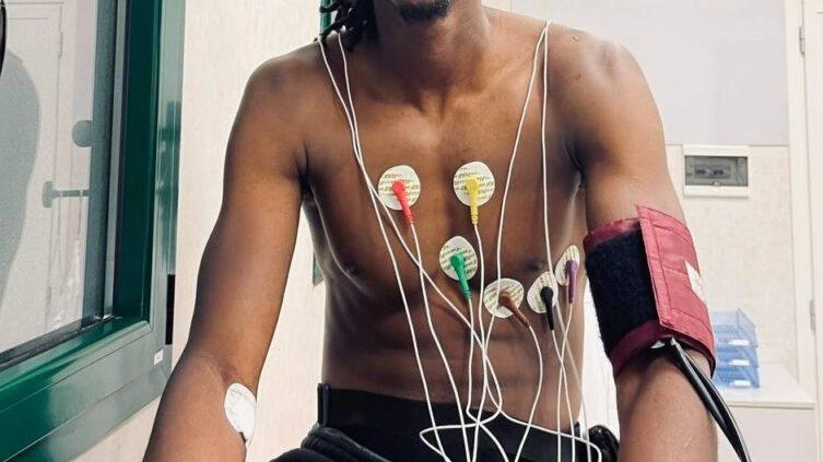 Nicola Akele sorride mentre fa i test (foto Virtus). . A sinistra, Will Clyburn già carico Nicola Akele sorride mentre fa i test (foto Virtus). . A sinistra, Will Clyburn già carico