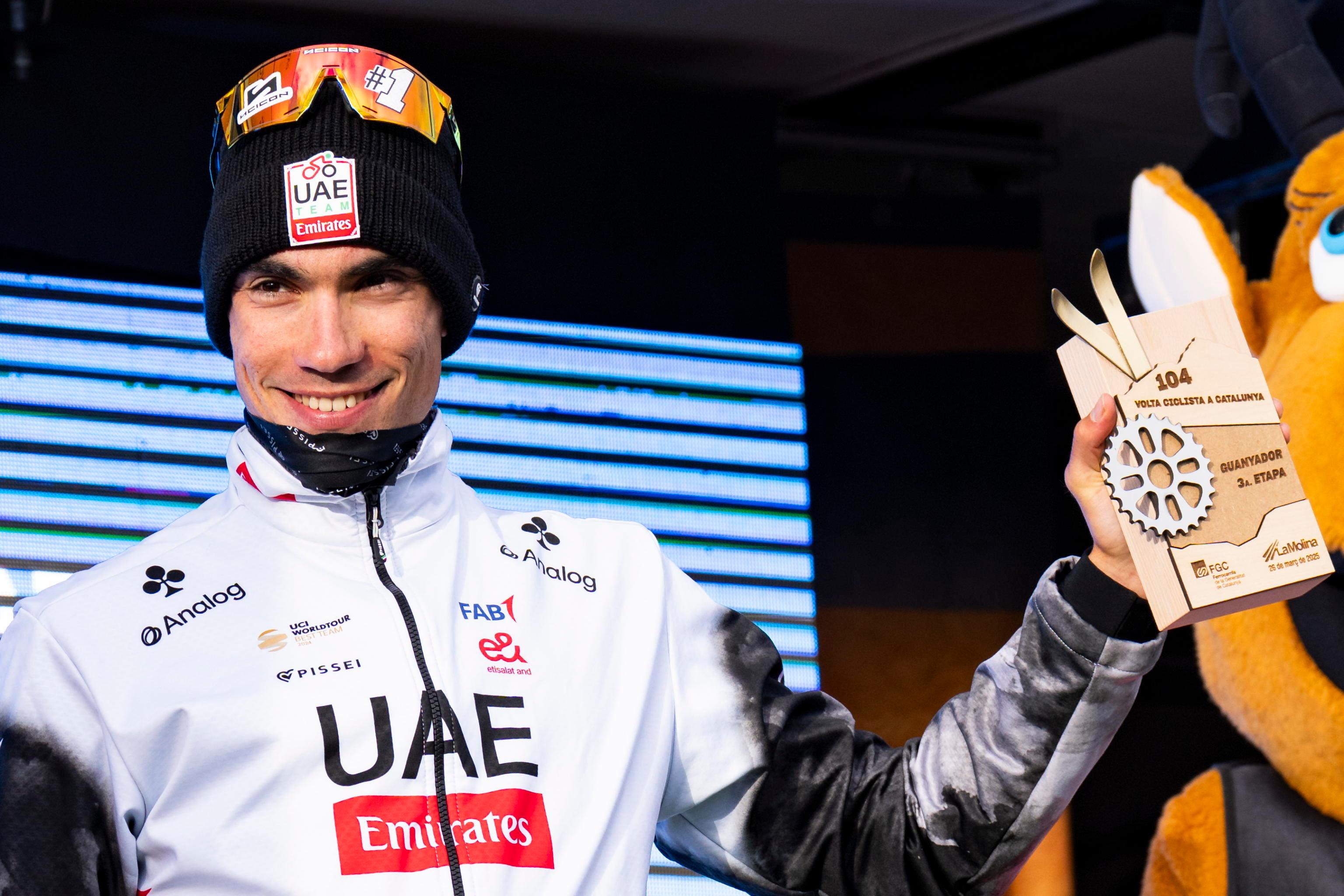 giro d italia 2025 settima tappa vince ayuso roglic fatica ma torna in rosa la classifica