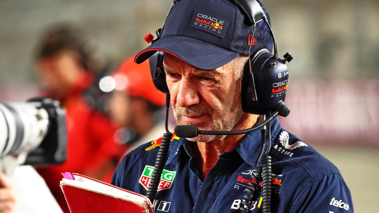 Adrian Newey lascia la Red Bull dopo vent'anni di successi. Possibile arrivo in Ferrari, ma anche Aston Martin e Mercedes interessate. Futuro incerto in F1.