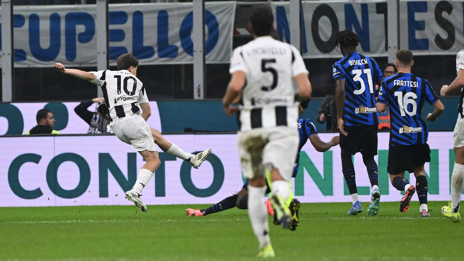 Tanti gol e tanto spettacolo, le due squadre si rimontano a vicenda almeno tre volte: alla fine è super Yildiz con la doppietta finale