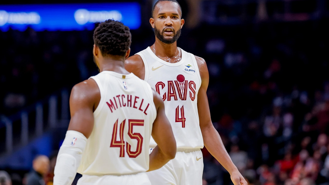 Evan Mobley e Donovan Mitchell