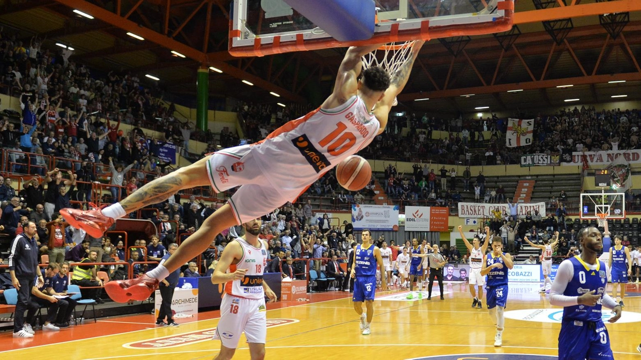 La schiacciata con cui Raphael Gaspardo ha sigillato il successo che, domenica, ha rialzato Forlì in classifica (foto Frasca)