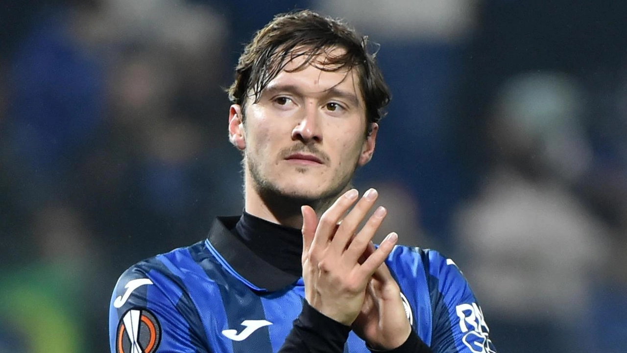 La dirigenza dell'Atalanta sta lavorando alle uscite di giocatori in esubero: Miranchuk verso gli Atlanta United, Gollini al Genoa, Italeng al Pontedera e richieste per Giovane da B, Cremonese e Sampdoria.