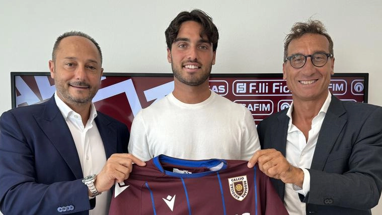 La Reggiana annuncia l'acquisto in prestito di Alessandro Sersanti dalla Juventus, con diritto di riscatto. Giacomo Cavallini firma fino al 2028. Abbonamenti in crescita.