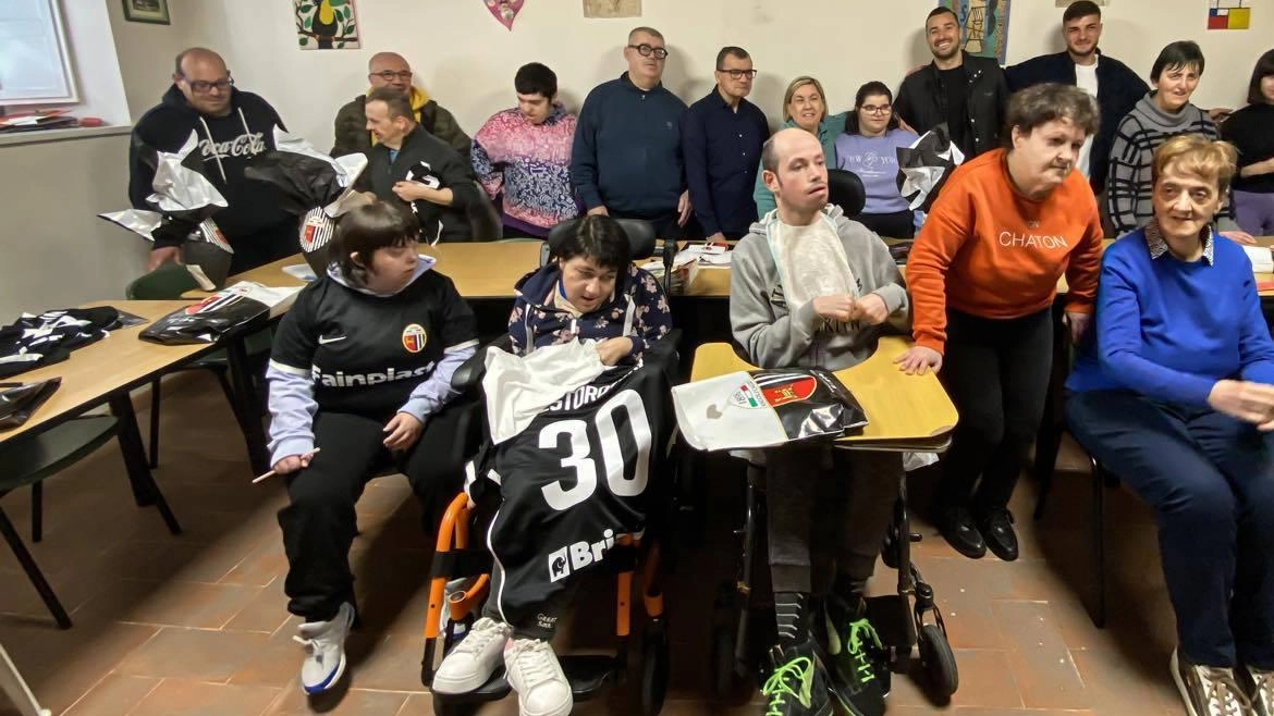 Una rappresentanza dell'Ascoli Calcio ha visitato l'associazione Anffas per scambiare auguri e doni pasquali con persone con disabilità. Un gesto di solidarietà e vicinanza molto apprezzato da entrambe le parti.