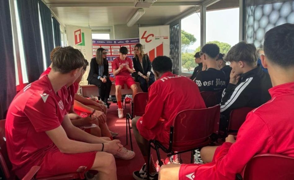 https://sport.quotidiano.net/image-service/view/acePublic/alias/contentid/MmE0NzM2MmQtMDJjZC00/0/no-alla-violenza-di-genere-i-giovani-biancorossi-vanno-in-gol.jpeg