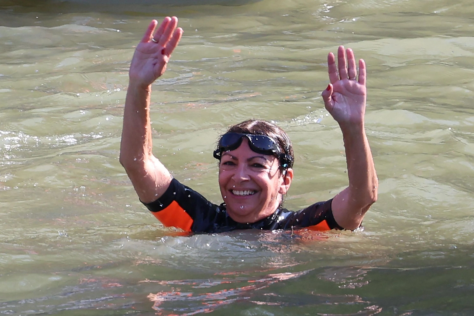 Il tuffo nella Senna di Anne Hidalgo (Ansa)