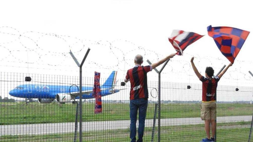 L’aereo pronto ad alzarsi in volo: bandiere rossoblù già al vento