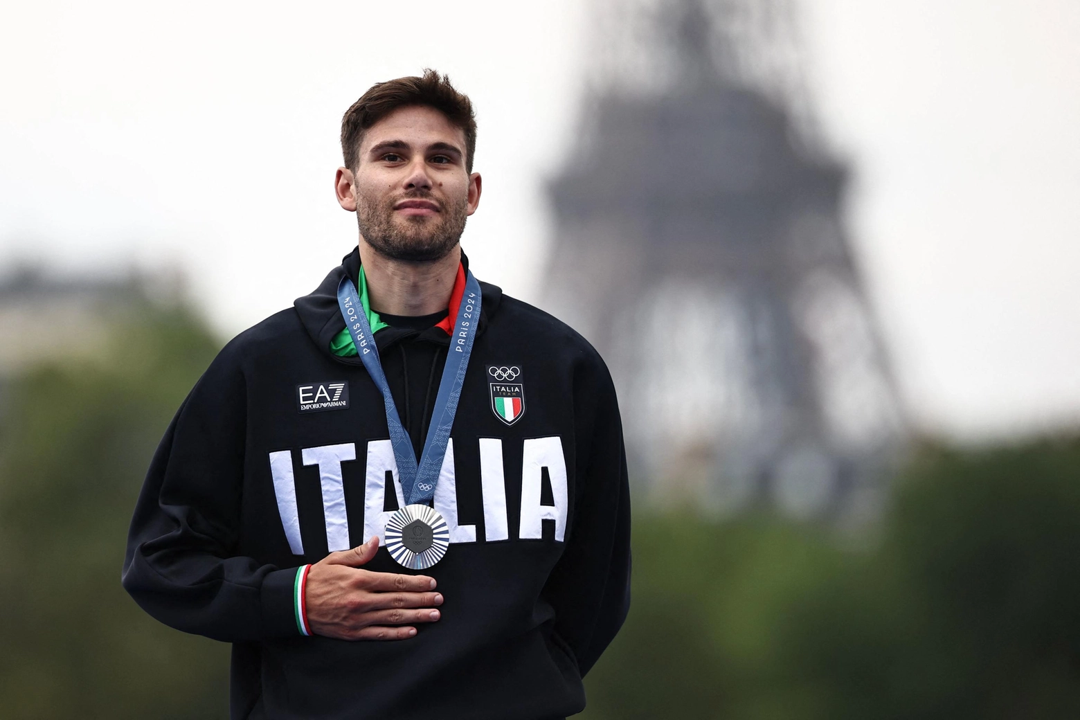 Filippo Ganna con la medaglia d'argento al collo