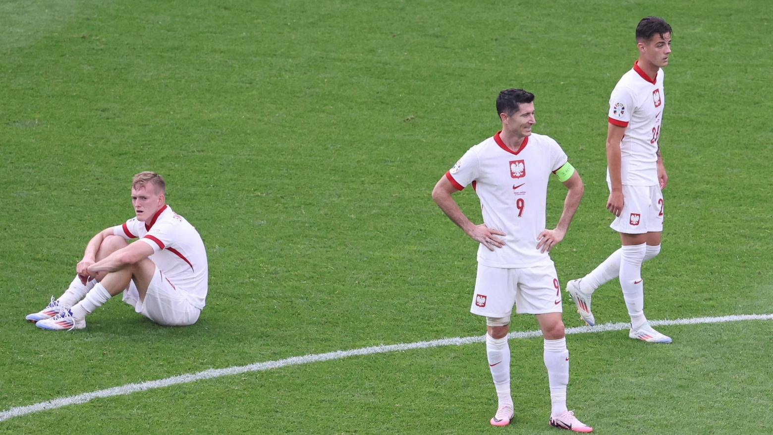 Ko contro l'Austria, la delusione dei giocatori polacchi (Ansa)
