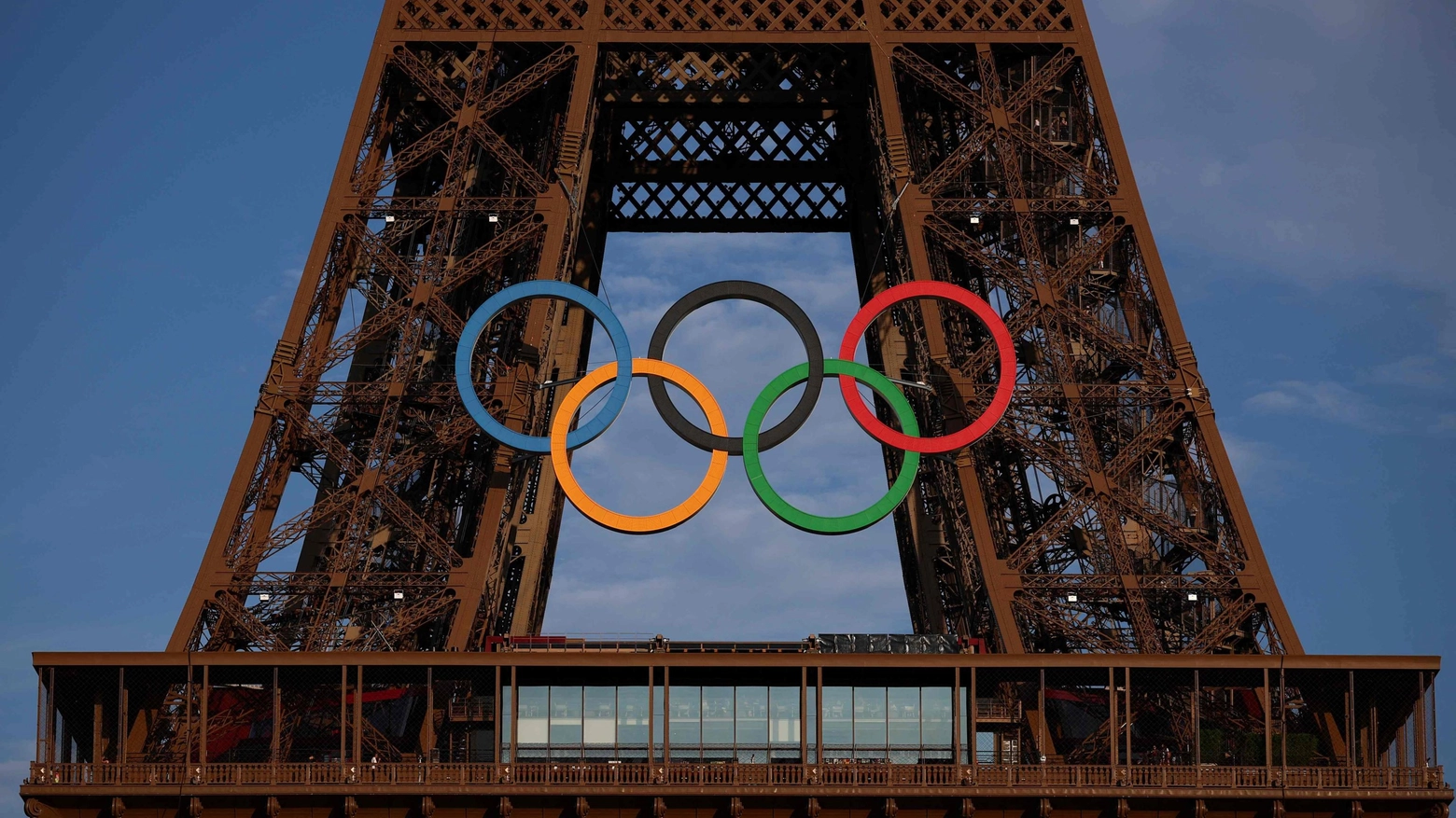 La Torre Eiffel "addobbata" per le Olimpiadi