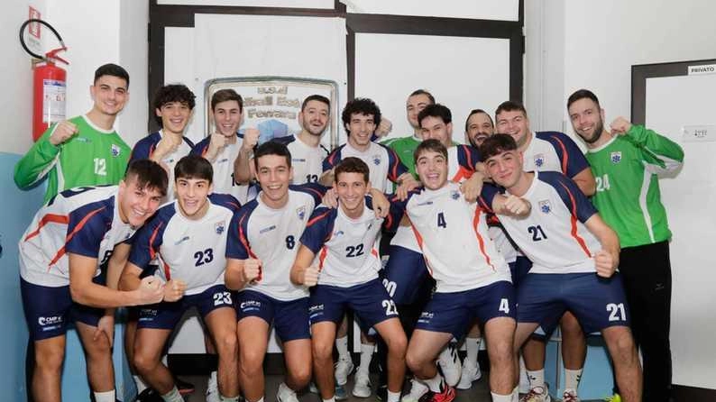 La formazione dell’Handball Estense festeggia il successo