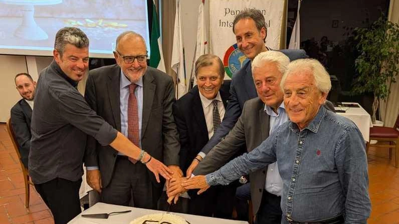 Delegazione Pallacanestro Reggiana celebra 50 anni con cena del Panathlon International di Reggio. Momento conviviale per ricordare storia e obiettivi futuri del club. Presenza di autorità e sponsor.