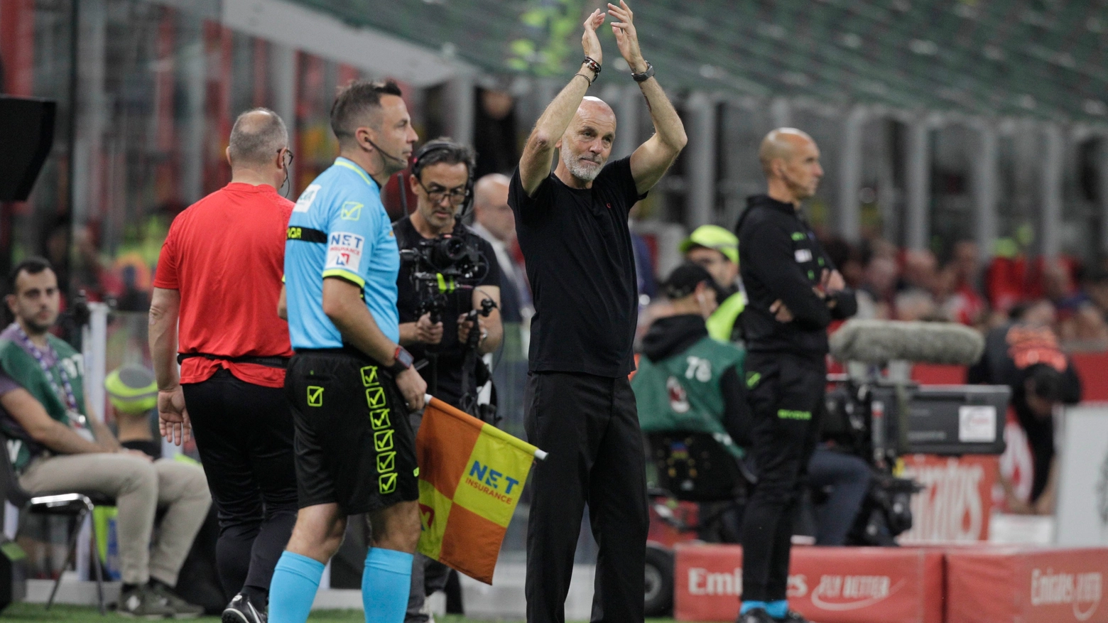 Ultima di campionato e addio a tre uomini simbolo dello scudetto e non solo. Sul campo, rossoneri rimontati. La Curva torna tifare (per un tempo)