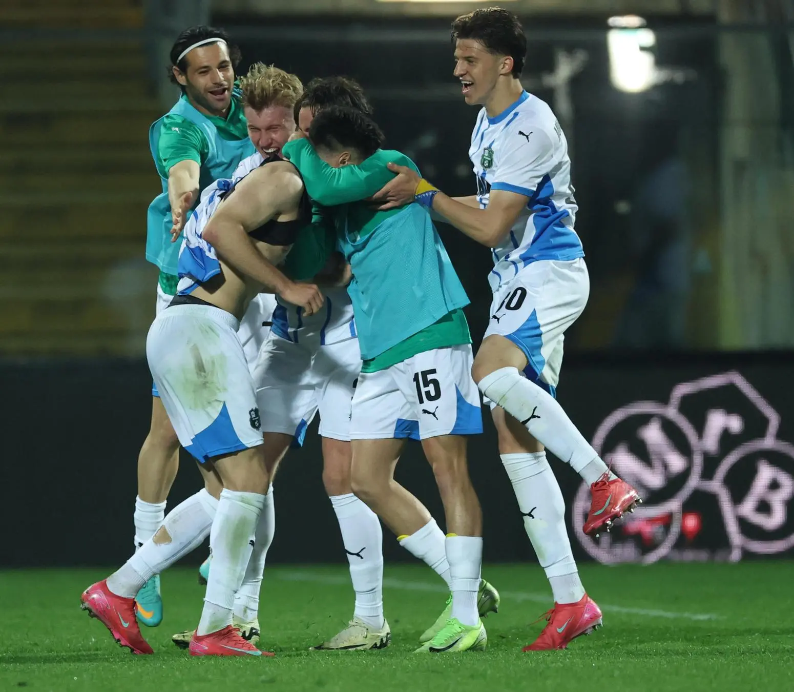 Sassuolo festeggia la promozione in Serie A grazie al pareggio Mantova-Spezia