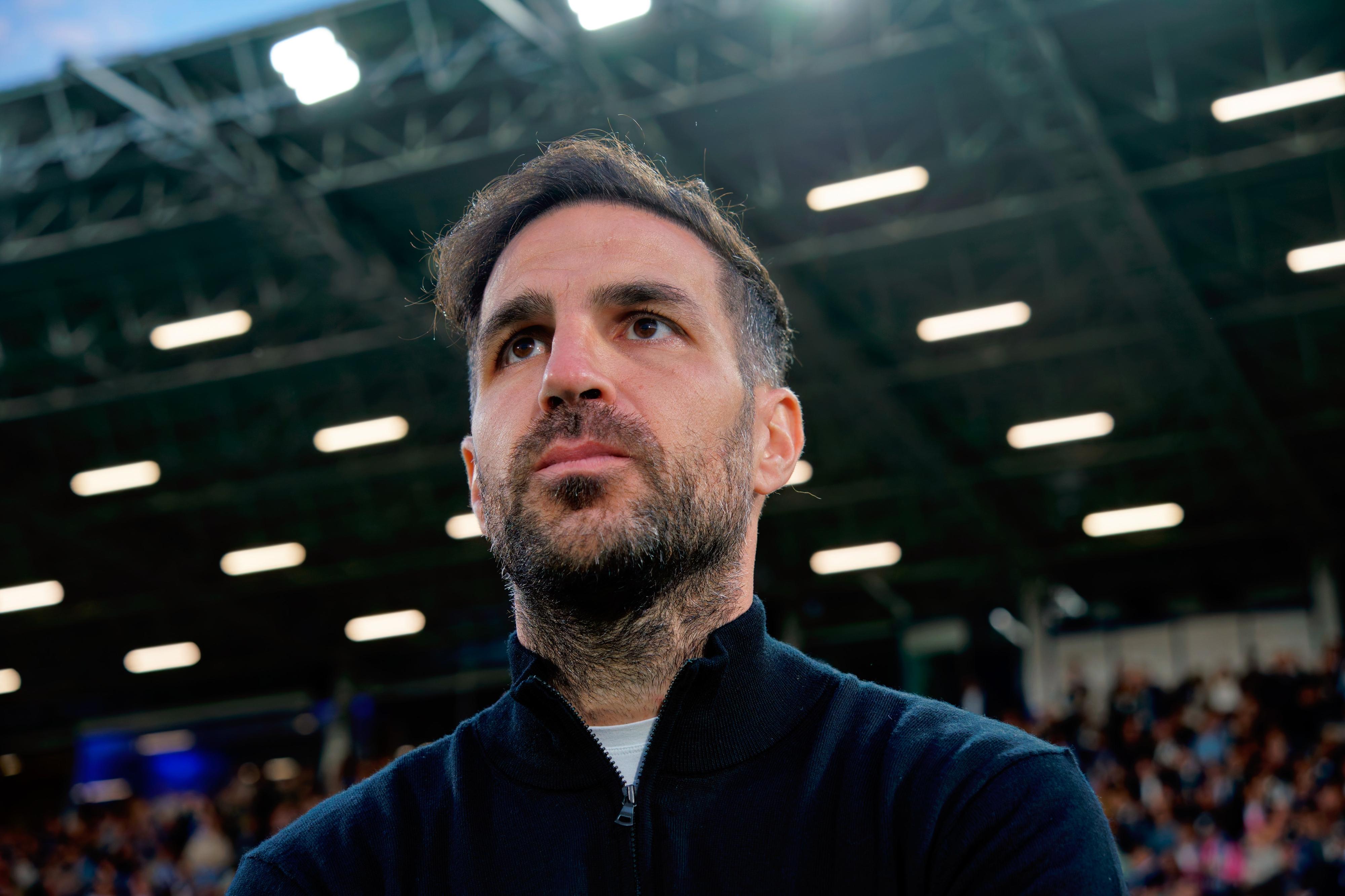 fabregas il como blinda il suo allenatore ma l inter va a londra per l ultimo affondo
