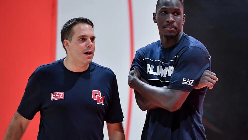 Alberto Seravalli durante un allenamento, col giocatore Ousmane Diop