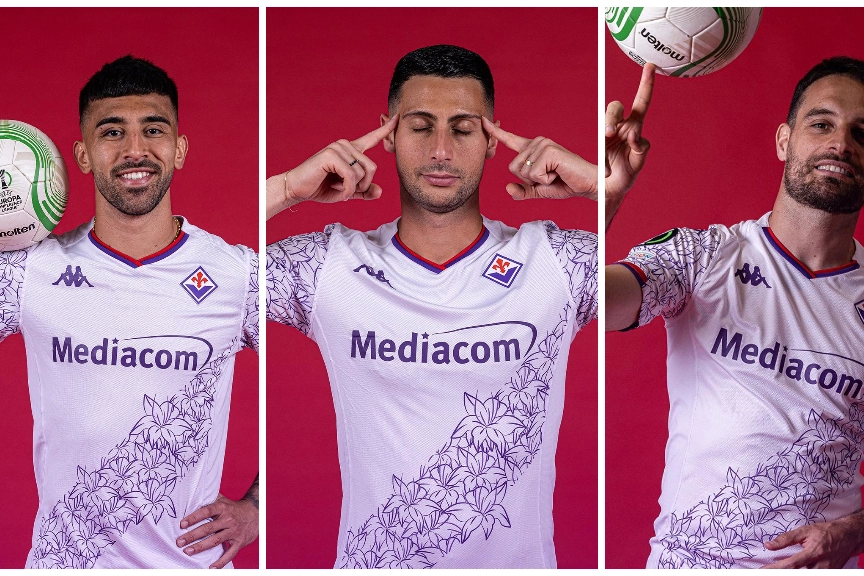Nico Gonzalez, Mandragora e Bonaventura nelle foto diffuse da Acf Fiorentina: protagonista il pallone della Conference, che sarà usato anche in finale