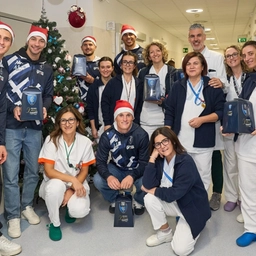 Doni e sorrisi nei reparti di pediatria e ostetricia. Gli azzurri in visita al San Giuseppe