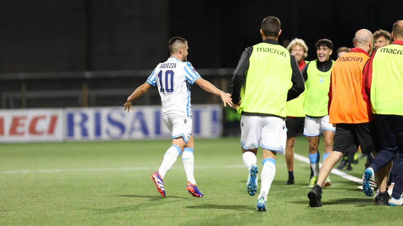 Radrezza va a raccogliere l’abbraccio dei compagni dopo il gol (Foto Alive)