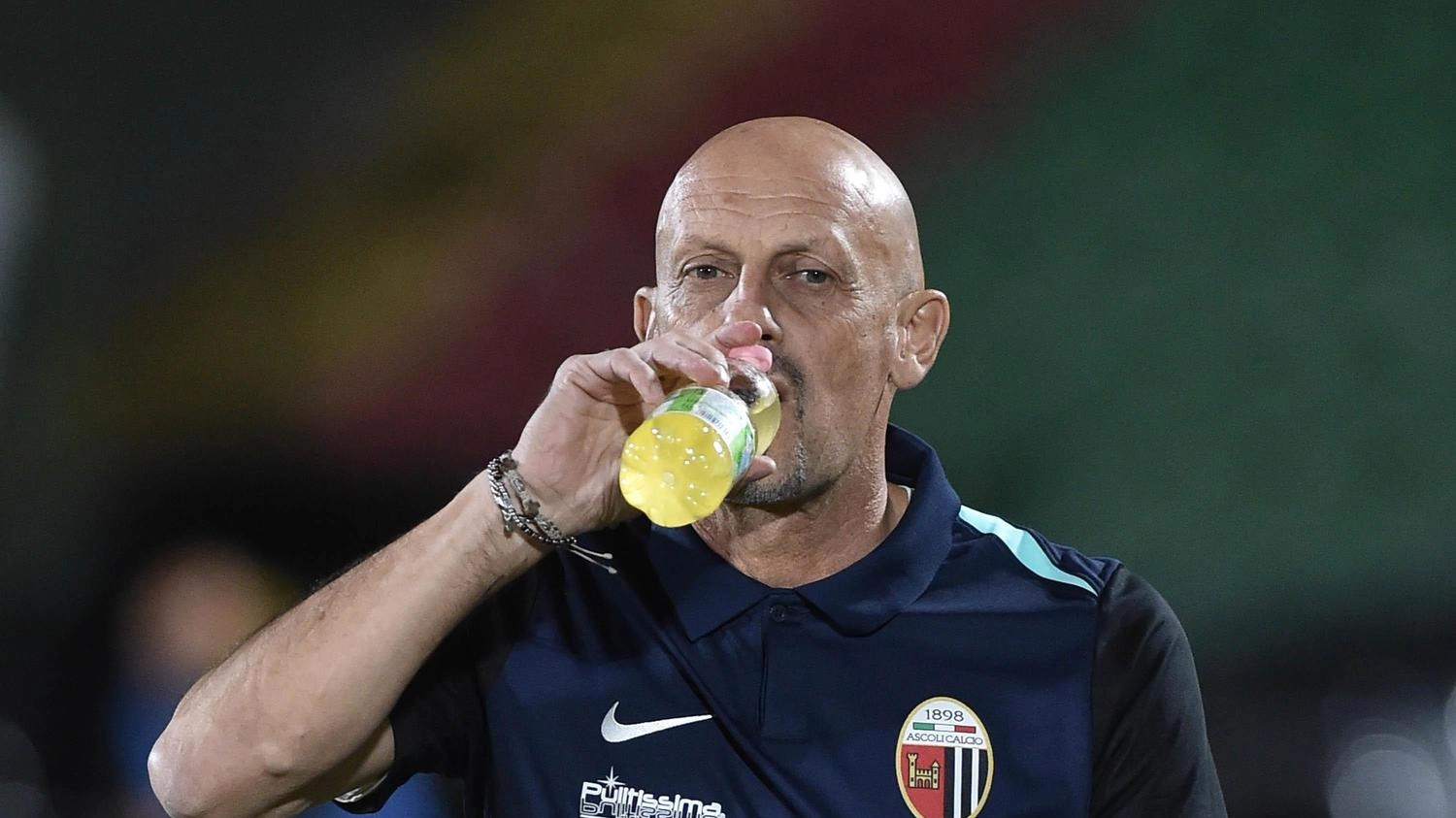 L'Ascoli subisce una brutta sconfitta contro la Ternana, mancando di creatività in attacco e mostrando fragilità difensive. L'allenatore Di Carlo ammette la delusione e la necessità di migliorare.