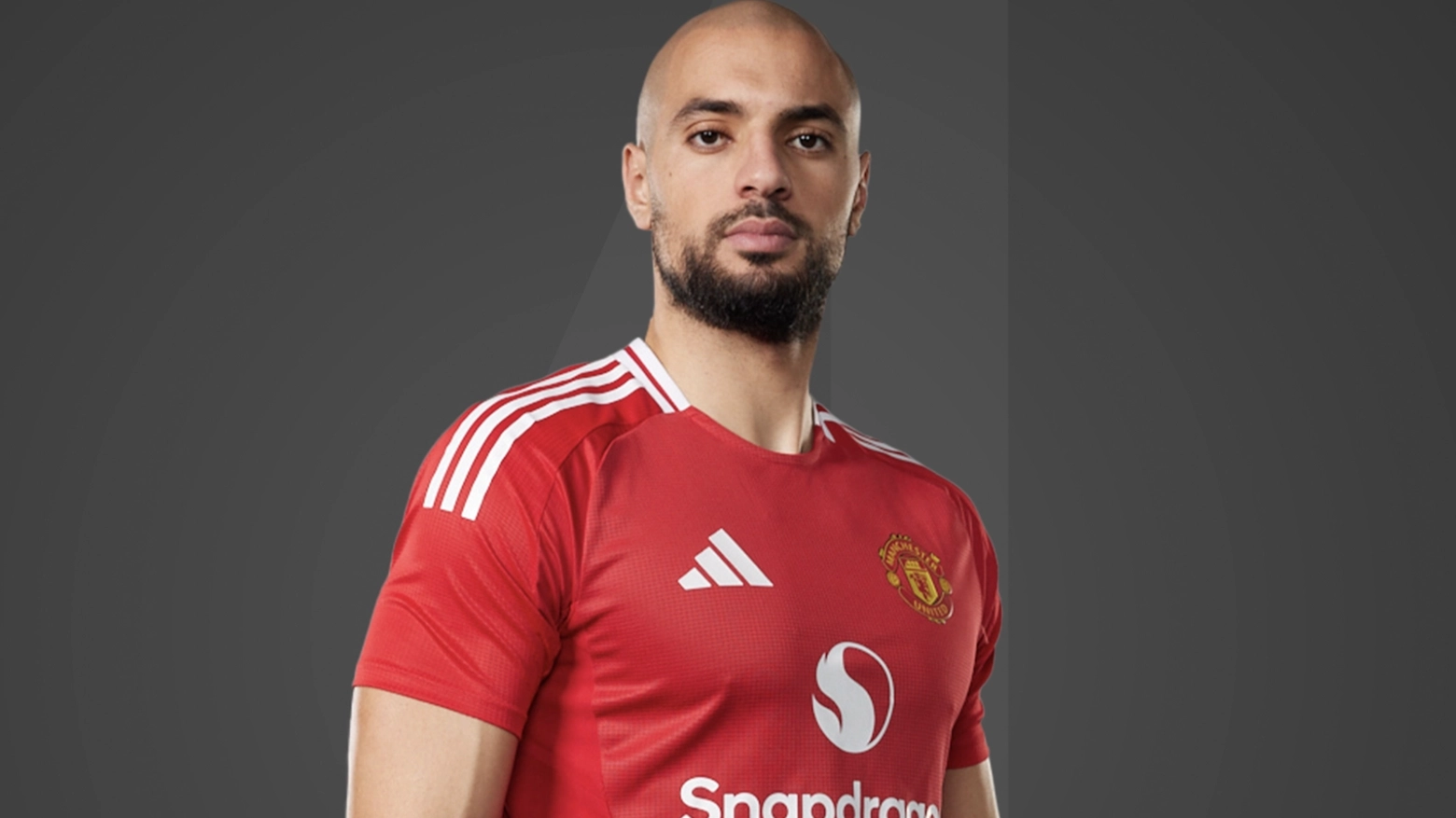 Sofyan Amrabat con la nuova maglia del Manchester United 