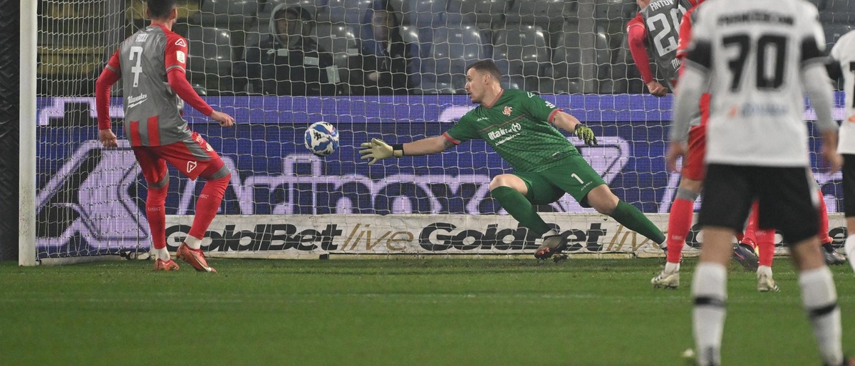 Cremonese... in punizione. Beffa e fischi nel recupero