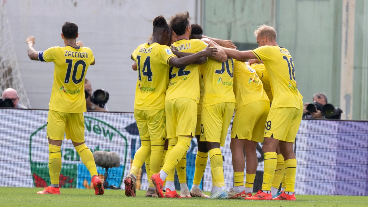 La Lazio festeggia il primo gol in Serie A di Mario Gila La Lazio festeggia il primo gol in Serie A di Mario Gila
