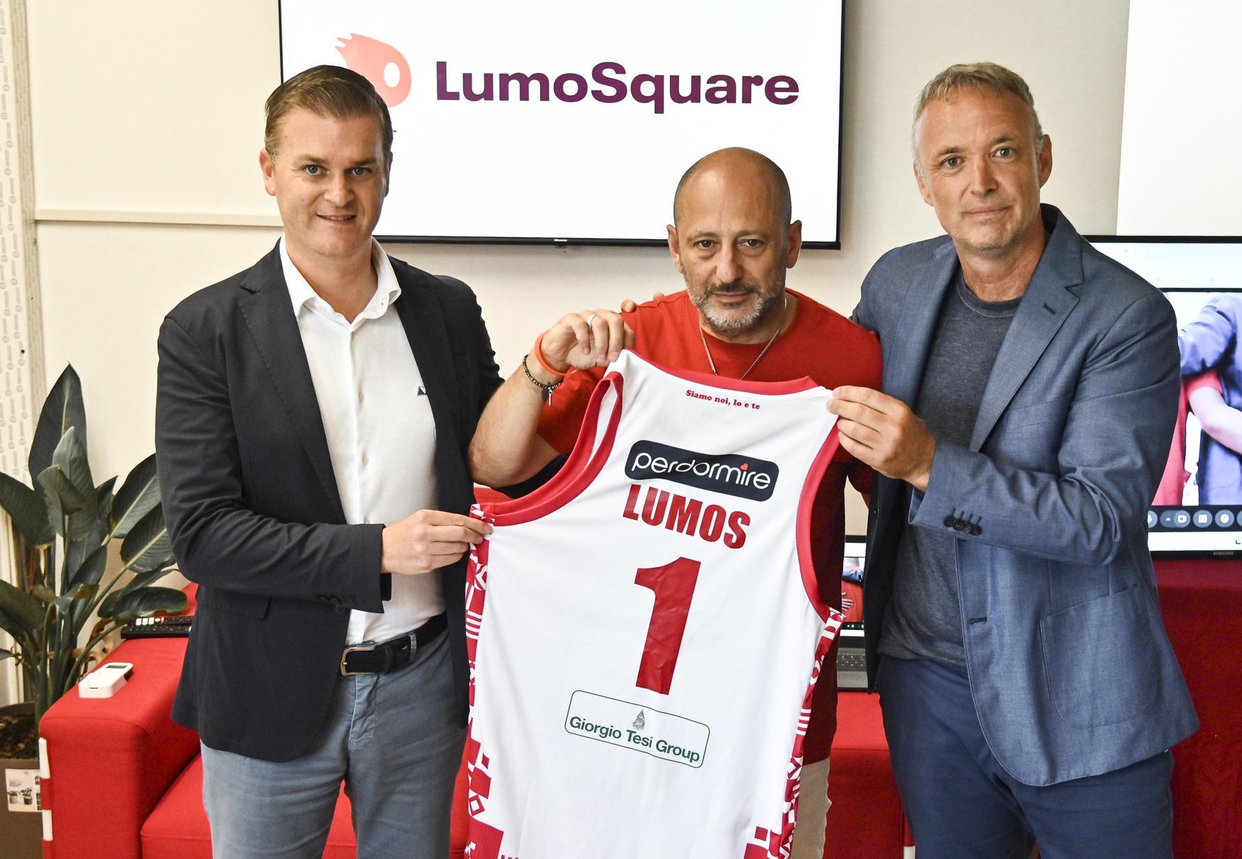 https://sport.quotidiano.net/image-service/view/acePublic/alias/contentid/MzJjZDQ4Y2YtMTU3ZC00/0/lumos-sponsor-di-pistoia-600mila-euro-in-due-anni.jpeg