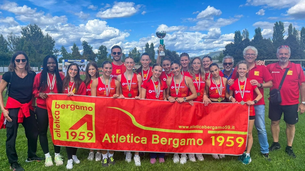 Gli allievi dell’Atletica Bergamo 1959 dopo aver conquistato il secondo posto