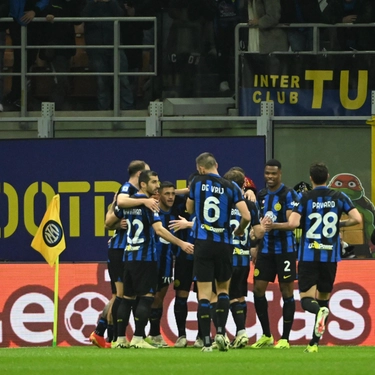 L’Inter soffre ma chiude i conti Scudetto: 2-1 al Genoa. Più 15 sulla Juve