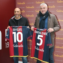 Many fans paid homage to Carlton and Sasha who have long since abandoned the role of 'enemies' they had on the pitch. Myers and Danilovic united in the rossoblù: "We are friends"