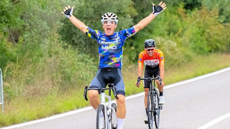 Filippo Fontanelli abbraccia alzate sul traguardo L’altro vincitore del «Trofeo Ombrone» è stato Pietro Capuccilli