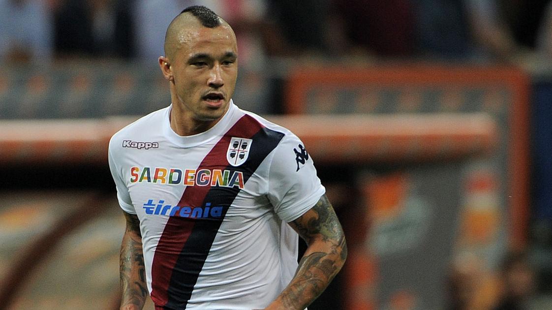 https://sport.quotidiano.net/image-service/view/acePublic/alias/contentid/MzVjZjY4MmYtNTFjZC00/0/radja-nainggolan-con-la-maglia-del-cagliari.jpeg?f=16:9&w=1200&h=630