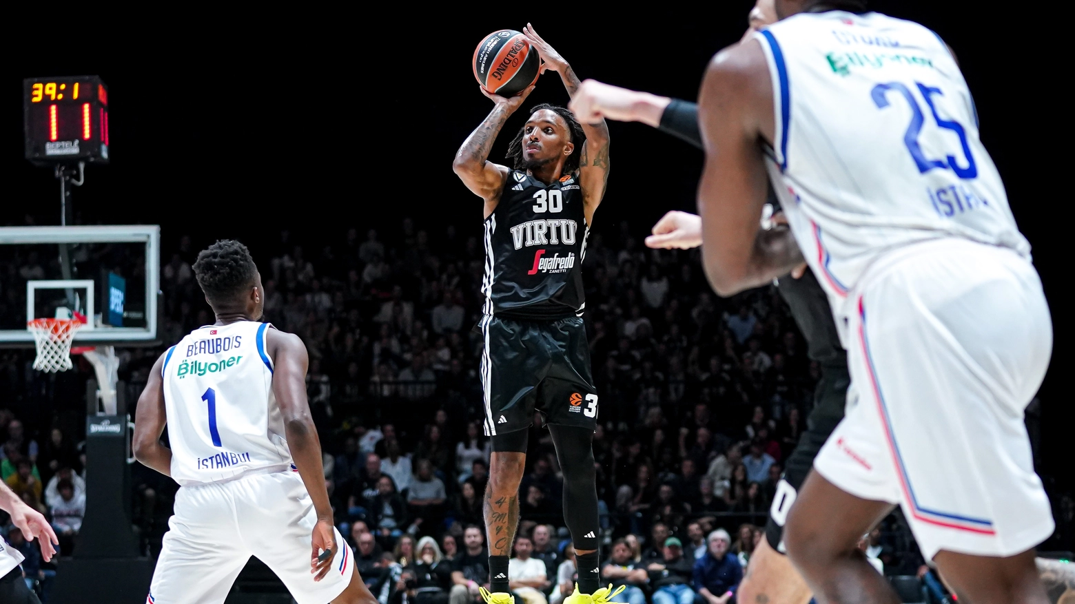 Oturu e Larkin guidano i turchi al successo in una Unipol Arena gremita. I padroni di casa cedono sul 67-76