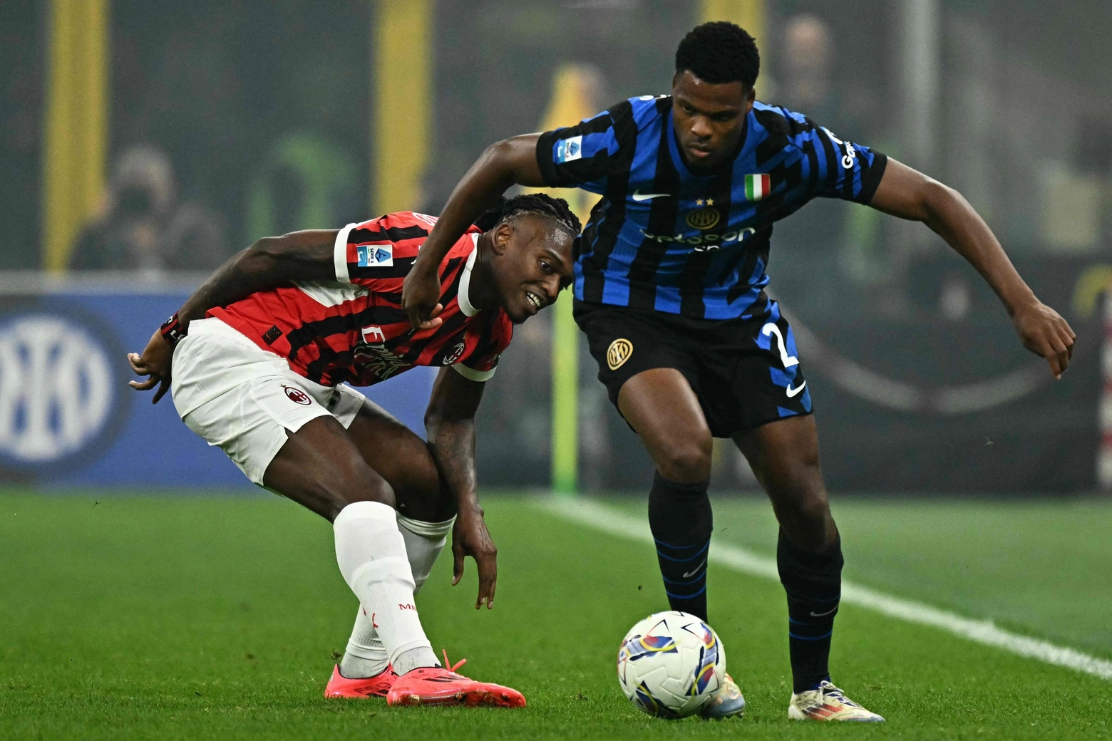 Denzel Dumfries duella con Rafa Leao durante il derby