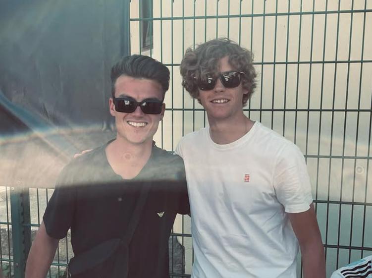 https://sport.quotidiano.net/image-service/view/acePublic/alias/contentid/MzdmMmY5NmMtYWQ5YS00/0/tobias-tappeiner-con-jannik-sinner-nel-2022.jpeg